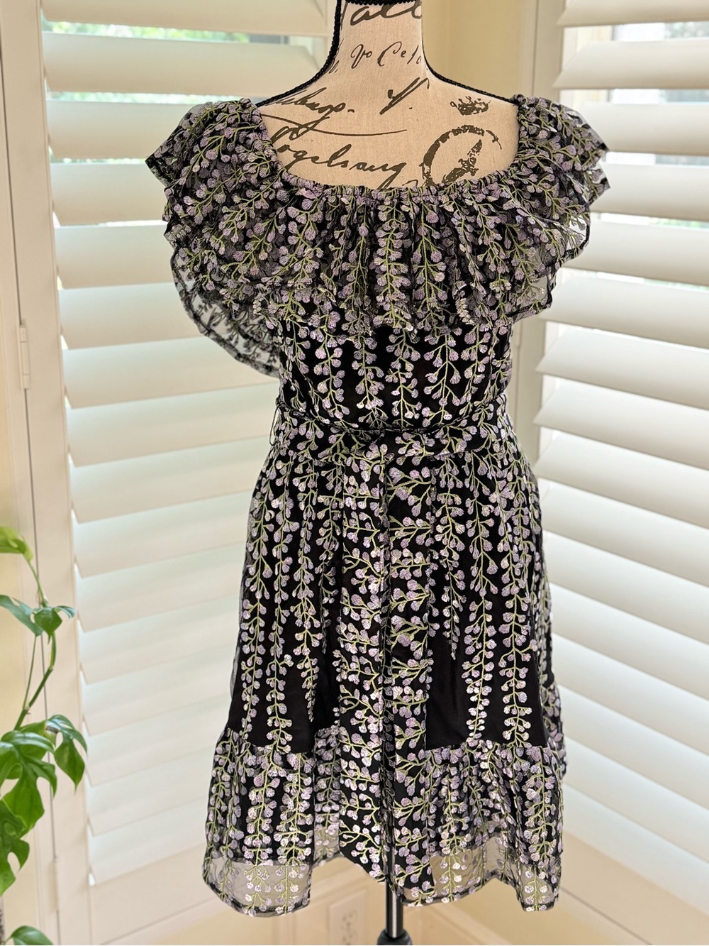 Kensie Black Purple Floral Embroidered Off Shoulder Ruffle Mini Dress Size 6 EUC